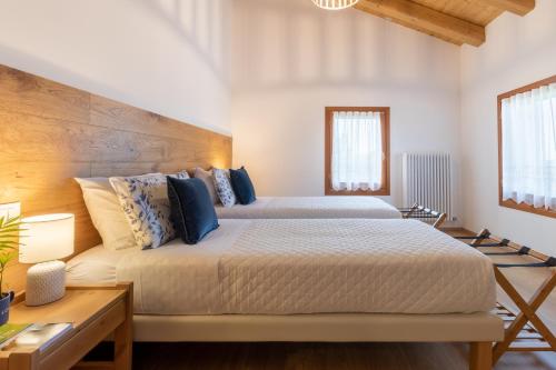 a bedroom with two beds and a wooden headboard at Agriturismo Fondo Gioconda in Marcon