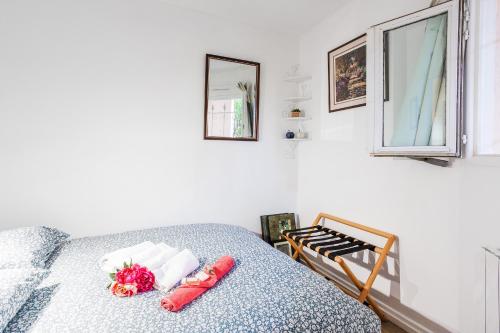 une chambre avec un lit avec des oreillers rouges et blancs dans l'établissement L'ANGE GARDIEN III AP4293 By Riviera Holiday Homes, à Villefranche-sur-Mer