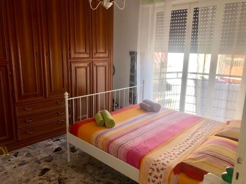 sypialnia z łóżkiem i dużym oknem w obiekcie Peaceful apartment 1 minute walk to the beach w mieście Ventimiglia