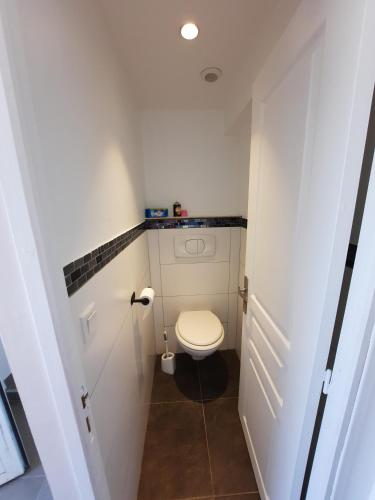 a small white bathroom with a toilet in it at Gite 4 personnes avec piscine entre Saintes et Royan in Balanzac