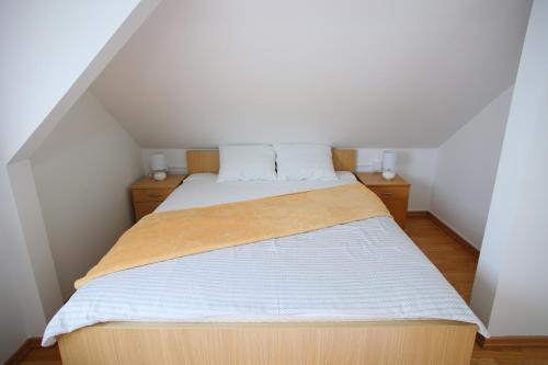 Postel nebo postele na pokoji v ubytování Apartmani Djokić sa bazenom