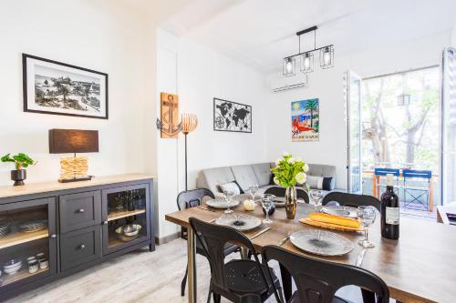 une salle à manger avec une table et des chaises dans l'établissement LE TIVOLI II AP4282 By Riviera Holiday Homes, à Nice