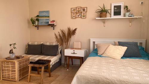 - une chambre avec un lit, un canapé et une table dans l'établissement Studio Seaven, Lozenets, à Lozenets
