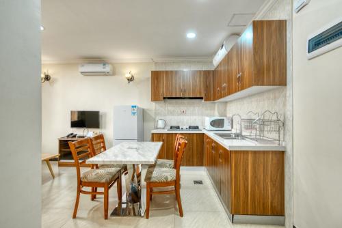Η κουζίνα ή μικρή κουζίνα στο Kibo Palace Apartments