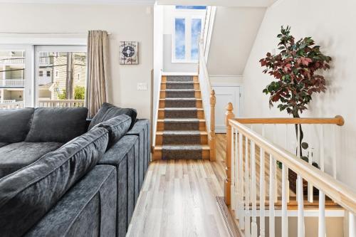 Ein Sitzbereich in der Unterkunft ❤️ The Top End Townhomes with Stunning Views On One-Of-A-Kind Rooftop Deck! WOW!