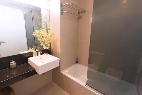 a bathroom with a sink and a shower and a tub at Studio en Palermo Soho in Buenos Aires