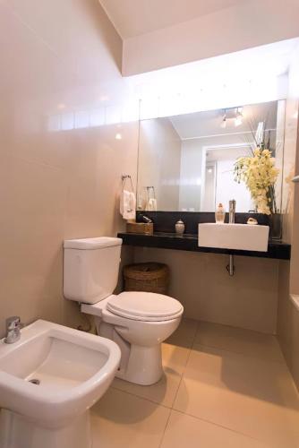 a bathroom with a white toilet and a sink at Studio en Palermo Soho in Buenos Aires
