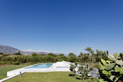 una imagen de una villa con piscina en Mikro Livadi Special Lodges - Has an Eco Salt water pool - 150m from the beach, en Episkopí- Rethimno