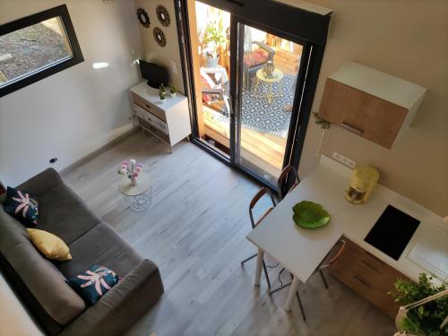 an overhead view of a living room with a couch and a table at Lodge 2 étoiles la tête dans les pins les pieds dans l eau in Lacanau