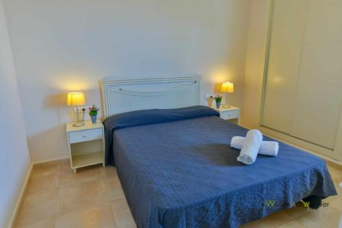 sypialnia z łóżkiem i dwoma ręcznikami na nim w obiekcie INMOWEAVER 22B ES Con preciosas vistas al mar w mieście Calpe