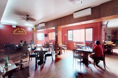 a dining room with people sitting at tables in a restaurant at Hotel Maria Victoria Xalapa in Xalapa