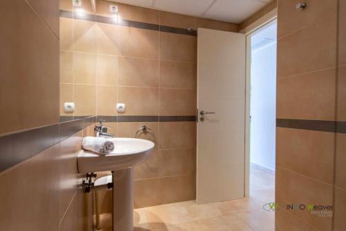 łazienka z umywalką i prysznicem w obiekcie INMOWEAVER 22B ES Con preciosas vistas al mar w mieście Calpe
