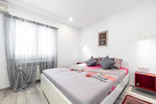 ムリニにあるLuxury Apartment Bobaraの大きなベッドと窓のある白い寝室