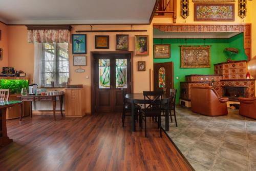 une salle à manger avec des murs verts, une table et des chaises dans l'établissement Penzion Kersko, à Hradišťko