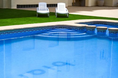 Kolam renang di atau dekat dengan Calmo Singular Apartments