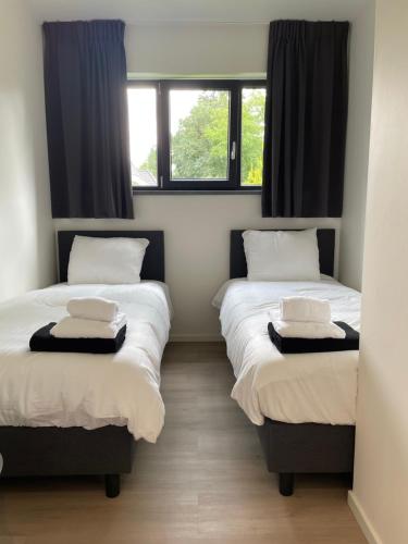 מיטה או מיטות בחדר ב-The White Oak - Luxe 4 persoons bungalow met prive sauna