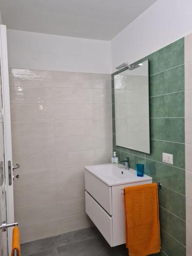 bagno con lavandino e specchio di La Giara House a Corato