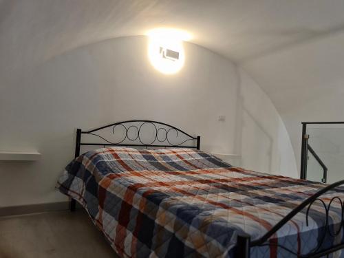 La Giara House في كوراتو: غرفة نوم مع سرير وبطانية مقلية