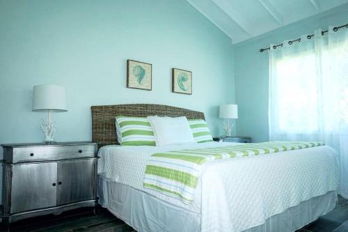 Waimea Bay Luxury Estate Views & Hot Tubにあるベッド