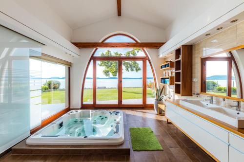 łazienka z dużą wanną w środku w obiekcie Balaton View Apartment w mieście Balatonboglár
