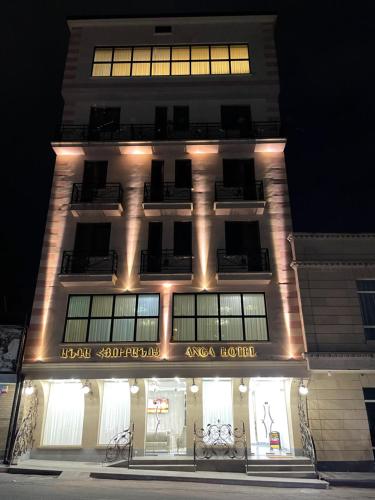 Un bâtiment avec des lumières à l'avant dans l'établissement Anga Yerevan Hotel, à Erevan