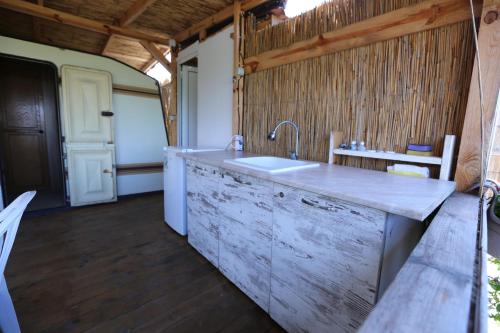 uma cozinha com um lavatório e um balcão em Каравани на плаж Златна Рибка Созопол em Sozopol