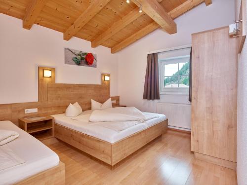 1 Schlafzimmer mit 2 Betten und einem Fenster in der Unterkunft Andy's Apartment in Längenfeld