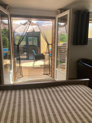 - une chambre avec une porte coulissante en verre donnant sur une terrasse dans l'établissement Mas Paradiso, à Allemagne-en-Provence