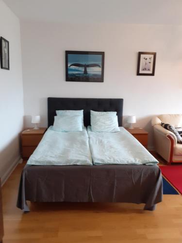 City Apartment2 في غوتنبرغ: غرفة نوم عليها سرير ووسادتين
