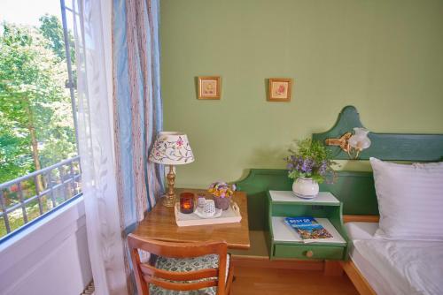 a bedroom with a table and a bed and a window at Hotel La Balance self check-in in Biel