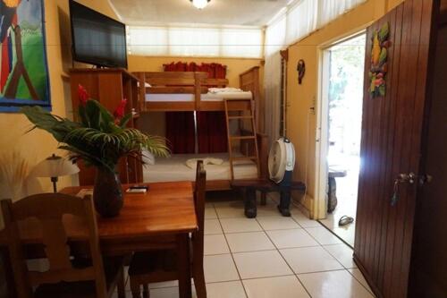 Habitación con mesa y comedor con literas. en Cabinas Jimenez, en Puerto Jiménez