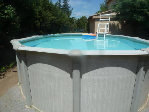 un bain à remous avec une échelle dans une arrière-cour dans l'établissement Les mûriers - Etage complet d'une grande maison avec jardin, à Argeliers