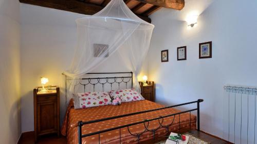 A bed or beds in a room at Villa Nocciola Il Poderone