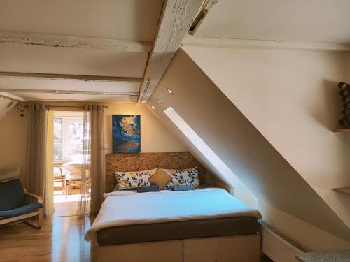 ein Schlafzimmer mit einem Bett im Dachgeschoss in der Unterkunft Penzion Přívoz in Hřensko