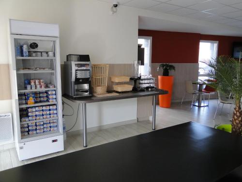 Η κουζίνα ή μικρή κουζίνα στο The Originals Access, Hôtel Cholet Gare