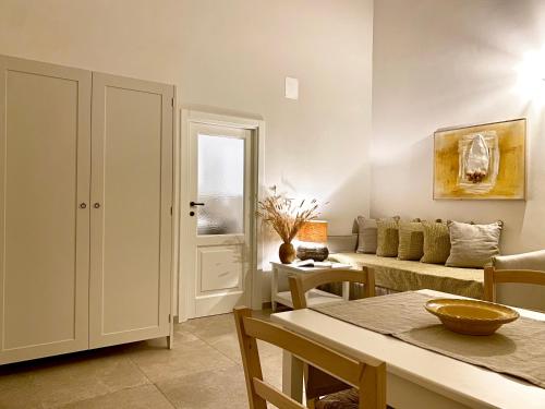 sala de estar con sofá y mesa en Villa Ricciardi-Suite familiare 2-zona Ostuni, en Montalbano