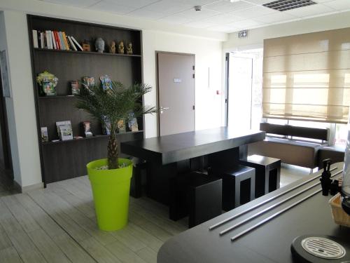 Χώρος καθιστικού στο The Originals Access, Hôtel Cholet Gare