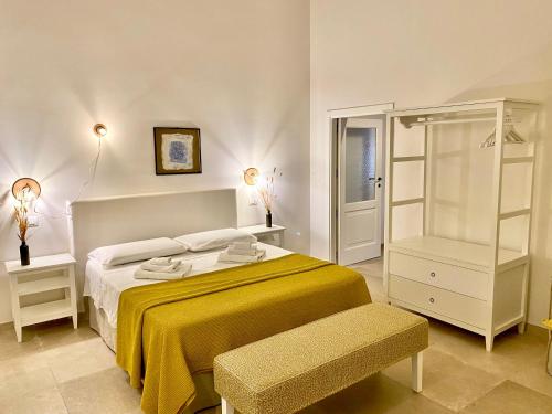 1 dormitorio con 1 cama con manta amarilla en Villa Ricciardi-Suite familiare 2-zona Ostuni, en Montalbano