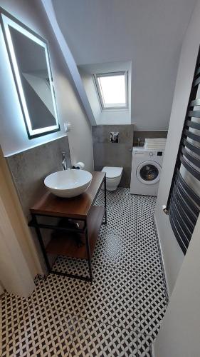 a bathroom with a sink and a toilet at Apartament Królewiecka 19 Centrum Molo jezioro Czos KLIMA in Mrągowo