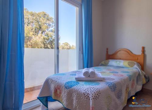 サン・ホセにあるEl Velero Piscina y Parking gratisのベッドルーム1室(ベッド1台、大きな窓付)