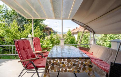 eine Terrasse mit einem Tisch und Stühlen auf einer Veranda in der Unterkunft Apartman MirA in Sarajevo