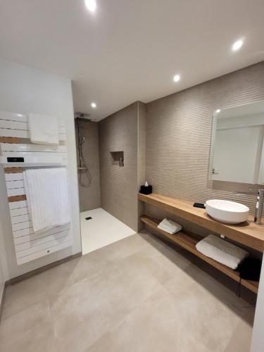 une salle de bains avec un lavabo et un miroir dans l'établissement LODGES EN PIERRES DOREES, à Saint-Germain-Nuelles