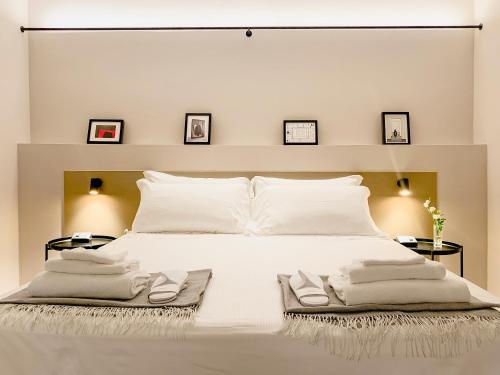 una camera da letto con un letto bianco e asciugamani di Villa Verlengia a Montesilvano