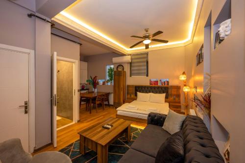 - un salon avec un canapé et une table dans l'établissement Dorne Suite Taksim Hotel, à Istanbul