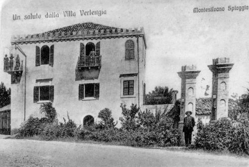 Un uomo in piedi di fronte a un grande edificio di Villa Verlengia a Montesilvano