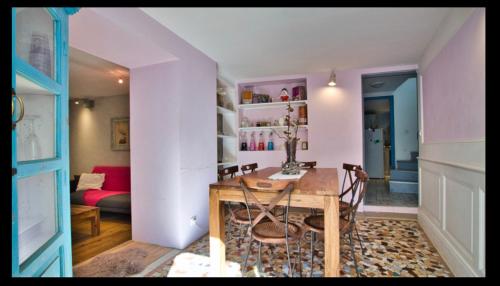 une chambre avec une table et des chaises ainsi qu'un salon dans l'établissement La Maison des Roches 4-6 personnes avec terrasse, à Sarlat-la-Canéda