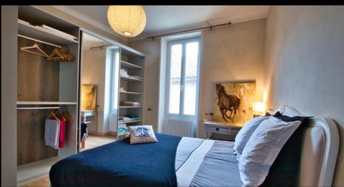 une chambre avec un lit bleu et une fenêtre dans l'établissement La Maison des Roches 4-6 personnes avec terrasse, à Sarlat-la-Canéda