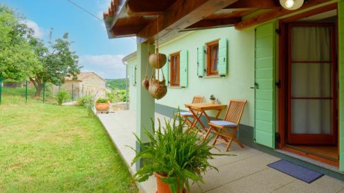 patio ze stołem i krzesłami na domu w obiekcie Villa Nicolara by Rent Istria w mieście Buzet