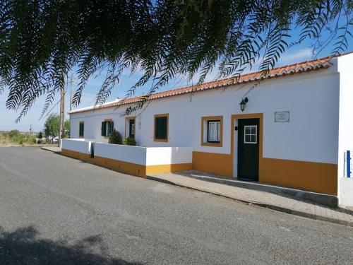 a building on the side of a street at A casa da Carolina II in Mértola