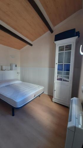 Muelas del PanにあるCasa Silladaのベッドとドア付きの広いベッドルーム1室が備わります。